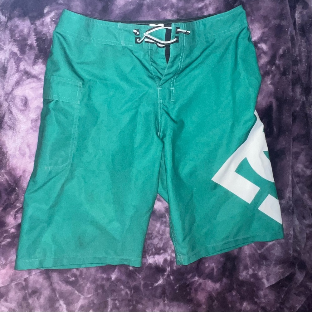 DC Board Shorts Men’s Size 30 Green White Big Logo Swim Trunks Skater Swimwear‎